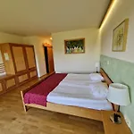 Guest house Relax Marjanca 4*